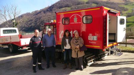 De izquierda a derecha, Javier Bayona, Javier Goicoa, Isabel Anaut y Elena Aizpuru, en la presentación del nuevo vehículo de los bomberos voluntarios de Valcarlos.