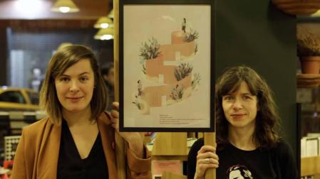 La ilustradora Liébana Goñi Yárnoz (izquierda) y la poeta Izaskun Gracia Quintana, con su obra.