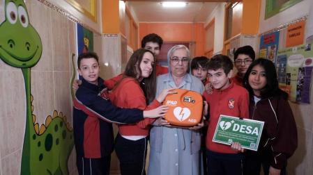 Gracias a las iniciativas privadas, navarra cuenta con un extensa red de desfibriladores y de espacios cardioprotegidos. El Ejecutivo foral trabaja desde hace un año en una nueva normativa que prevé presentar este próximo lunes junto a una campaña divulgativa para su uso.
