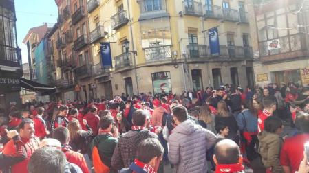 La afición de Osasuna calienta en las calles de Soria