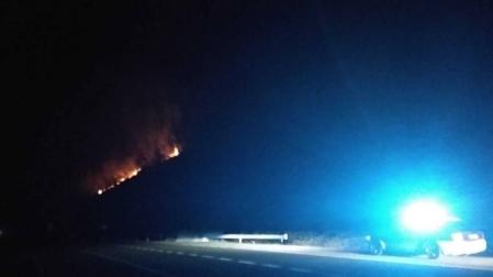El incendio que ha obligado a cortar la N-121 a la altura de la localidad de Berroeta.