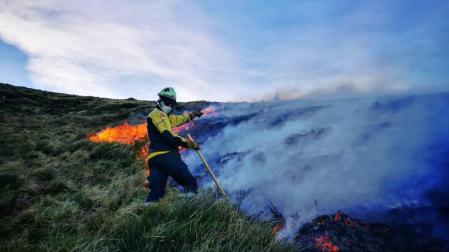Los bomberos trabajan en la extinción de un incendio en Arantza.