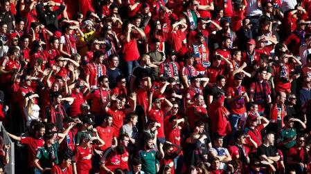 Imágenes de aficionados de Osasuna en las gradas del estadio del Numancia.