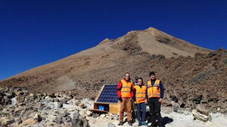 De izquierda a derecha: David Astrain y Leyre Catalán (investigadores de la UPNA), con José David González de la Guardia (investigador de INVOLCAN), en una estación geoquímica localizada en el cono sumital del volcán Teide (Tenerife).
