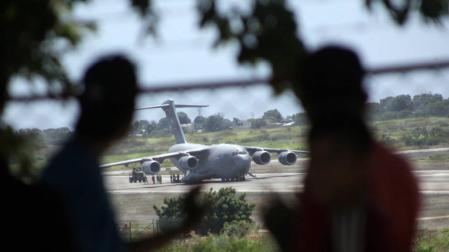 La frontera se llena de ayuda humanitaria para Venezuela, un 'show' que Maduro rechaza