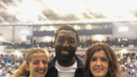 Alegría de las medallistas, Nerea Bermejo e Izaskun Turrillas, y su entrenador François Beoringyan.