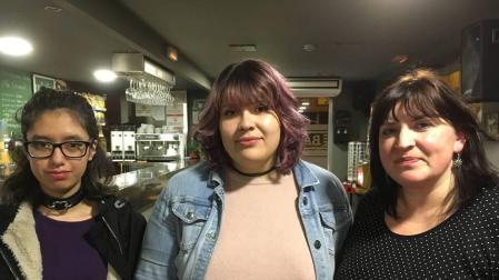 Desde la izda.: Jessica Cristina Puglla León y Zahra Khoui Estepa, amigas y ambas con síndrome de Asperger, y Ana María Estepa Román, la madre de Zahra.