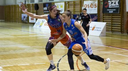 Ceci Liñeira conduce un balón durante el pasado partido ante el Lima-Horta Barcelona.