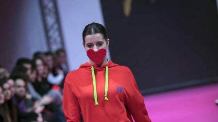 El certamen de moda Pasarela 948 finalizó este sábado después de tres días de exposiciones, eventos y desfiles entre los que destacó el variopinto repertorio de colores y formas que impregnan el estilo de la diseñadora Ágatha Ruiz de la Prada