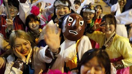 Disfraces tradicionales, bailes, carrozas por tierra y agua... Así están viviendo varias ciudades de Europa y América sus Carnavales