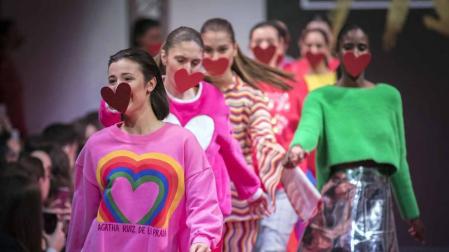 El color rosa y los corazones fueron los protagonistas de un desfile que mostró la cara más alegre de las modelos.