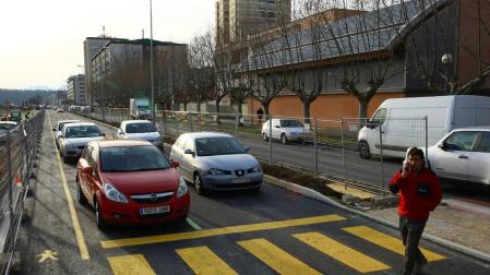 Un peatón pasa junto al paso provisional que se ha pintado en la avenida de Pamplona, ya abierta en los dos sentidos de la circulación. A la izquierda, la zona dibujada para peatones.