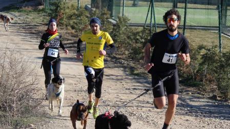 Tres corredores con sus perros en el primer Canicross Villa de Azagra que se disputó el domingo