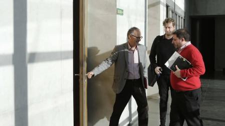Adolfo Araiz abriendo la puerta, Maiorga Ramírez (EH Bildu) y Unai Hualde (Geroa Bai).