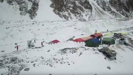 Txikon improvisa una Ciudadela de nieve "estilo Vauban" en el K2 para defenderse del viento
