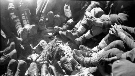 Imágenes del libro 'La cámara en el macuto', un libro que reúne imágenes de soldados aficionados a la fotografía durante la Guerra Civil.