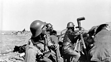 Imágenes del libro 'La cámara en el macuto', un libro que reúne imágenes de soldados aficionados a la fotografía durante la Guerra Civil.