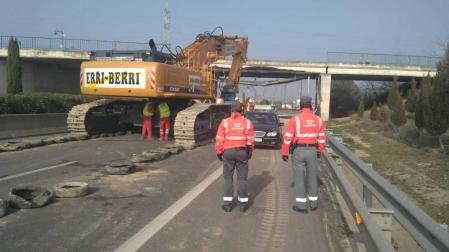 Comienza el derribo del puente de la N-121-C en Tudela, que fue golpeado por un camión