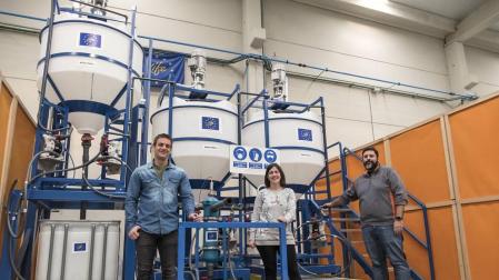Los investigadores Ibai Díaz, Tamara Oroz y Víctor Moreno con los reactores de la línea química, en las instalaciones de L´Urederra.