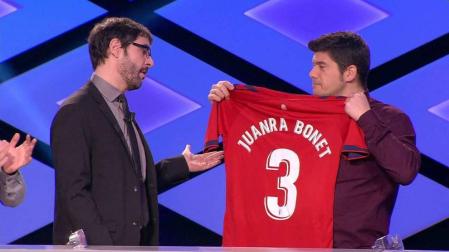 Manu Zapata entrega a Juanra Bonet la camiseta de Osasuna que le envió Pedro del Villar.