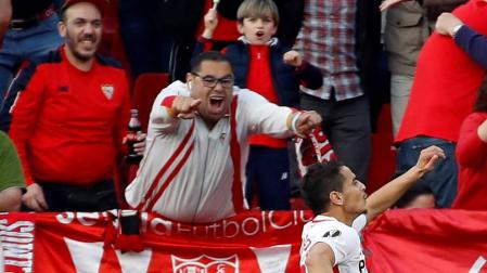Ben Yedder celebra el primer gol del partido ante la afición sevillista.