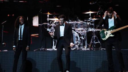 The 1975 actúan en los Brit Awards en el O2 Arena de Londres.