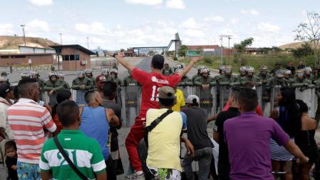 Venezolanos se enfrentan a los militares del Gobierno de Maduro en la frontera con Brasil.