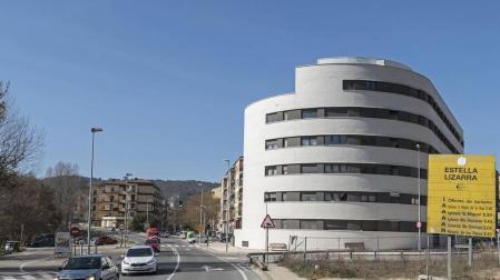 Viviendas del solar de Renolit junto a las que se alzarán nuevos bloques que dará acceso la rotonda.