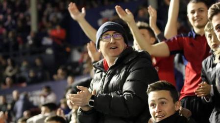 Imágenes del búscate en la grada del Osasuna-Zaragoza