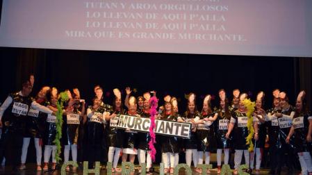 Integrantes de la escuela anfitriona de Murchante, que actuó junto a la de Buñuel, entonando una 'chirijota' durante el espectáculo.