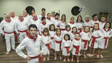 Santiago Urtubia , autor de A la sombra de Mendía, con los miembros de la escuela de jotas que dirige en Arróniz en el festival del viernes.