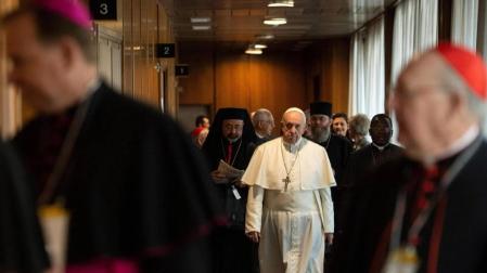El papa Francisco (c) durante la segunda jornada de la reunión sobre abusos a menores que se celebra en el Vaticano.