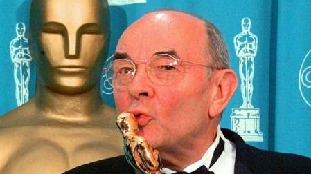 Stanley Donen, tras recoger su Oscar honorífico en 1998.