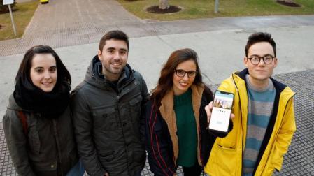 Los estudiantes autores de la aplicación, en el campus de la UPNA. De izda. a dcha., Edurne Marquínez, Alejandro Jiménez, Andrea Solabre y Jesús Arellano.