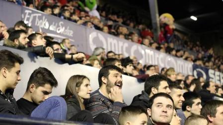 Imágenes del búscate en la grada del Osasuna-Zaragoza
