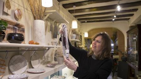 Mónica Tort Bori muestra una de las piezas que se puede adquirir y hacer en su establecimiento de Niu Taller de Cerámica.