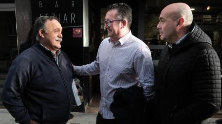 Patxi Bueno (en el centro) y Antonio Urbiola saludan a Juanjo Aragón, quien llega cargado de latas de pimientos y espárragos lodosanos para sus salvadores.