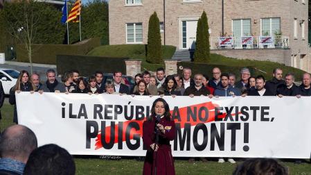 Inés Arrimadas, acompañada de los diputados del Grupo Parlamentario de Ciutadans, frente a la "Casa de la Republica" en Waterloo (Bélgica).