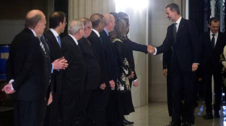 Torra y Colau plantan al rey en el saludo protocolario al llegar a la cena del Mobile