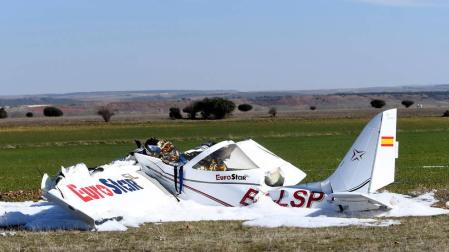 Estado en el que ha quedado la avioneta que se ha estrelladro este domingo en el aeródromo La Nava.