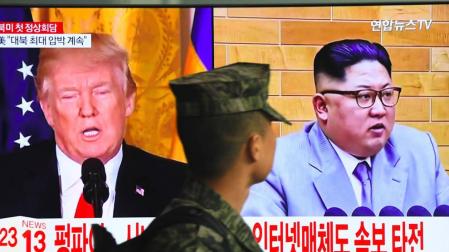 Un soldado surcoreano, frente a una pantalla con Donald Trump y Kim Jong Un en Seúl.
