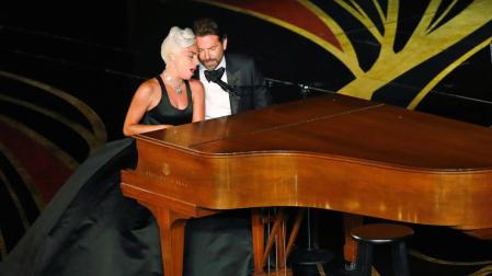 Lady Gaga y Bradley Cooper se meriendan unos Oscar más ágiles y muy hispanos
