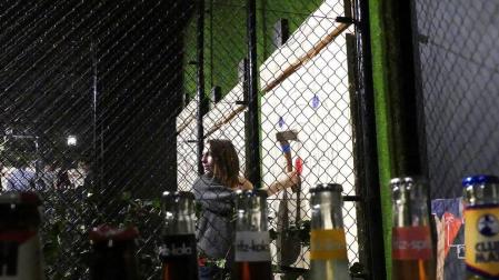 Lanzar hachas, la nueva terapia de un bar de Bruselas para combatir el estrés
