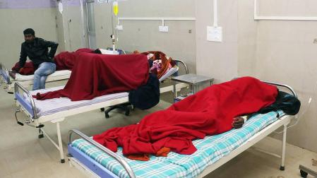 Víctimas de consumo de alcohol adulterado en un hospital de Jorhat, en el distrito de Assam, India.