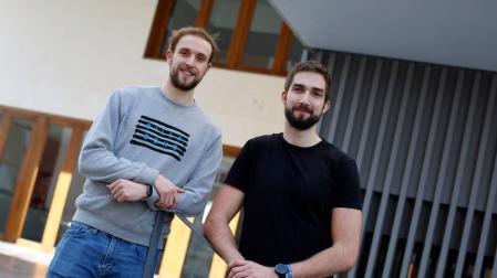 Sergio Fuentes y Julen Velasco, en los alrededores del polideportivo Elizgibela de Burlada, donde comenzaron a jugar a baloncesto.