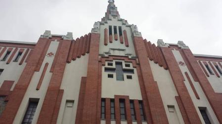 Fachada de los Paúles con la cruz, obra del arquitecto Víctor Eusa.