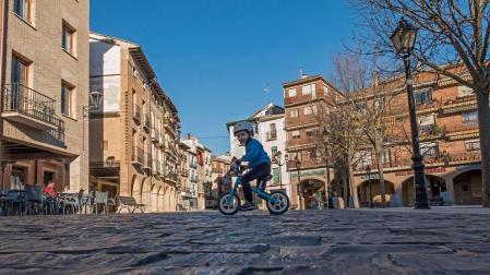 Los adoquines de la plaza de Santiago, un firme muy rugoso e incómodo para sillas de ruedas o silletas.