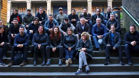 Miembros de Musika Industriaren Elkartea posaron ayer, al comienzo de la reunión en la Sala Zentral de Pamplona, con interesados en conocer la asociación.