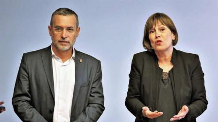 El consejero de Política Social, Empleo y Vivienda, Miguel Laparra, y la presidenta Uxue Barkos, en la comisión del Parlamento