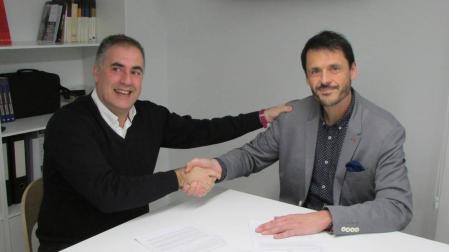 Ignacio San Miguel (a la izquierda), delegado de Acción contra el Hambre en Navarra, y Álex Uriarte, presidente de Aedipe Navarra, durante la firma del acuerdo de colaboración.